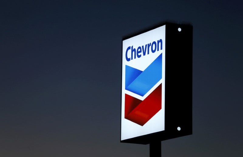 Chevron взялась за крупнейшее месторождение нефти в Казахстане  Chevron начала производство в рамках проекта будущего расширения на крупнейшем в Казахстане нефтяном месторождении Тенгиз, что позволит довести объем добычи до 1% от мирового объема поставок нефти.  Ожидается, что «Тенгизшевройл» принесет $4 млрд свободного денежного потока в 2025 году и $5 млрд в следующем году при средней цене марки Brent $60 за баррель.  Казахстан является членом группы производителей ОПЕК+, который в последние годы ограничивает поставки. Пока неясно, как расширение повлияет на квоты страны.      #Chevron #нефть #Казахстан