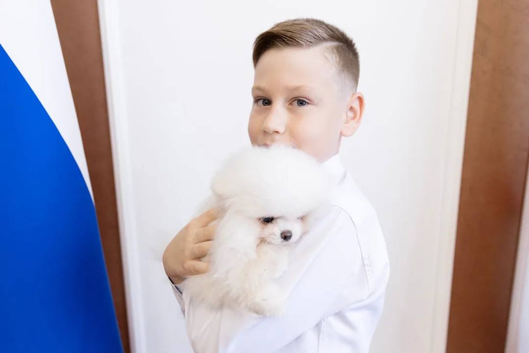 Президент Владимир Путин подарил собаку школьнику из Крыма Об этом в своем Telegram канале рассказал глава Республики Крым Сергей Аксенов Собаку передал Кириллу и его маме Татьяне Сергеевне Сергей Аксенов от имени главы государства Ранее мальчик отправил письмо президенту России с просьбой подарить ему щенка Telegram канал главы Крыма Сергея Аксенова Подписывайтесь на Ъ Кубань