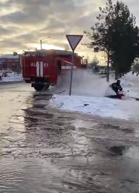 ‍ В приморском Лесозаводске ЧП, в которое невозможно поверить: посреди зимы там сгорела пожарная часть, точнее, котельная в пожарной части сгорела дотла, в пожарке не оказалось воды, а близлежащие гидранты не работали.  Поехали через весь город к другому пожарному гидранту. Тот оказался не совсем рабочим и затопил окружающую территорию.   Теперь пожарникам не только восстанавливать свою сгоревшую котельную, но и как-то чистить улицы в центре города от нештатного катка.  За состояние городской пожарной части отвечают мэр города Константин Банцеев и его друг и по совместительству начальник местного ГОиЧС Константин Астахов.  Завтра у Банцеева прямой эфир на ОТВ... Учитывая, что местные чиновники заблокировали в официальных чатах и группах администрации уже почти полгорода, жители задают вопросы мэру через ЦУР и на всякий случай сканируют заданные вопросы -