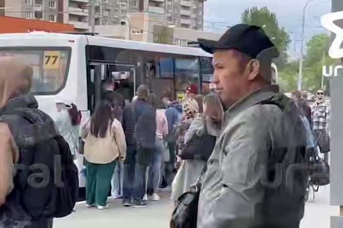 Коллапс и хаос: екатеринбуржцы не могут попасть в центр из-за отмены трамваев Почти на две недели без трамваев остался микрорайон ЖБИ в Екатеринбурге. Жителям пока только доступны автобусы № 49 и 25. Их количество даже увеличили, но сегодня утром ситуацию это не спасло. Местные жители попросту не могут добраться до центра. Горожане не влезают в переполненные автобусы. На улице Сыромолотова до Сиреневого Бульвара с 17 мая по 26 мая будут ремонтировать трамвайные пути. Также напомним, что в Екатеринбурге с 1 июня изменятся схемы движения автобусных маршрутов №40,43,46,50,55,59,67,78,83.