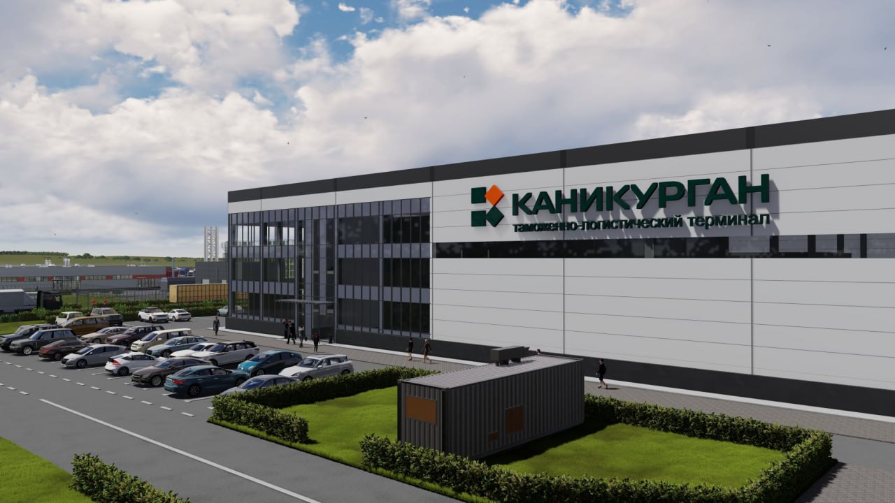 Погранпереход Кани Курган в Амурской области почти готов Стройка вышла на финишную прямую готовность уже 82 Объект проинспектировал глава Росгранстроя Геннадий Безлобенко и заявил что новый пункт станет одним из крупнейших на Дальнем Востоке Сейчас на месте завершают отделку и благоустройство на площадке работают около 270 человек и 27 единиц техники После открытия Кани Курган сможет пропускать до 5 5 тысяч человек и 862 автомобиля в сутки уровень сравнимый с Забайкальском и Суйфэньхэ Объект станет важным звеном в развитии транспортной инфраструктуры региона создаст комфортные условия для участников внешнеэкономической деятельности и лиц пересекающих госграницу а также позволит оптимизировать логистические процессы отметил Безлобенко Для удобства водителей и пассажиров переход оборудуют 16 полосами движения с возможностью расширения до 24 Рядом уже работает одноимённый таможенно логистический терминал который круглосуточно оформляет грузы