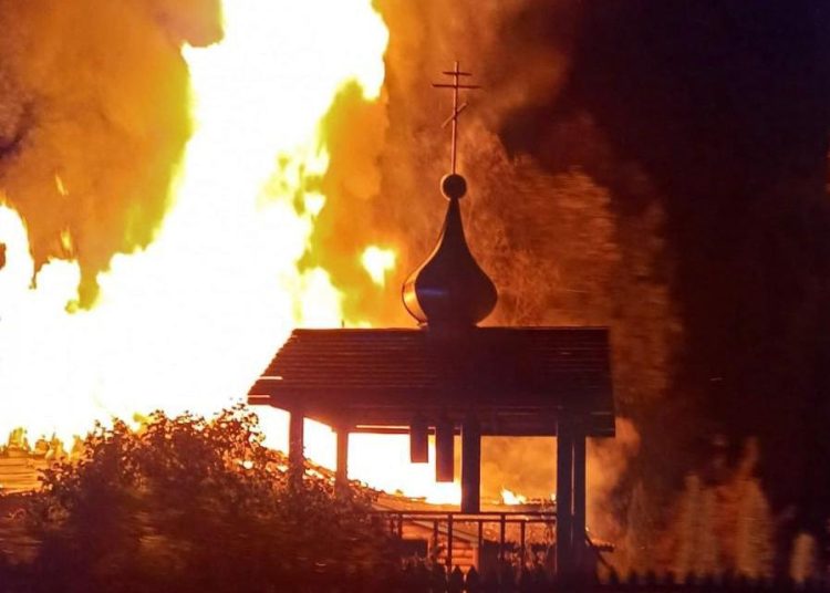 Очередной удар по святыне: украинский дрон атаковал храм под Белгородом В Белгородской области вновь под прицелом ВСУ православная святыня — на храм Георгия Победоносца в селе Толоконное была совершена вражеская атака беспилотником, в результате детонации огнём были охвачены купола церкви. По словам губернатора Вячеслава Гладкова, пожар удалось быстро локализовать благодаря оперативным действиям бойцов местной самообороны, серьёзных разрушений удалось избежать. Подписаться Написать в бот