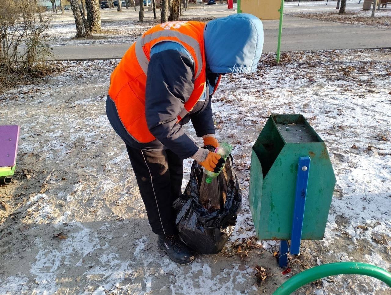 Все праздничные и выходные дни в парках и скверах ведутся работы по уборке.  Как рассказали в комитете городского хозяйства, подрядчик выполняет уборку общественных территорий и зон отдыха от мусора, производит  работы по очистке твердого покрытия от снега, а так же делает обработку песко-соляной смесью дорожек от наледи.  На этих работах задействовано 40 сотрудников и 12 единиц техники.  #НовостиКурска