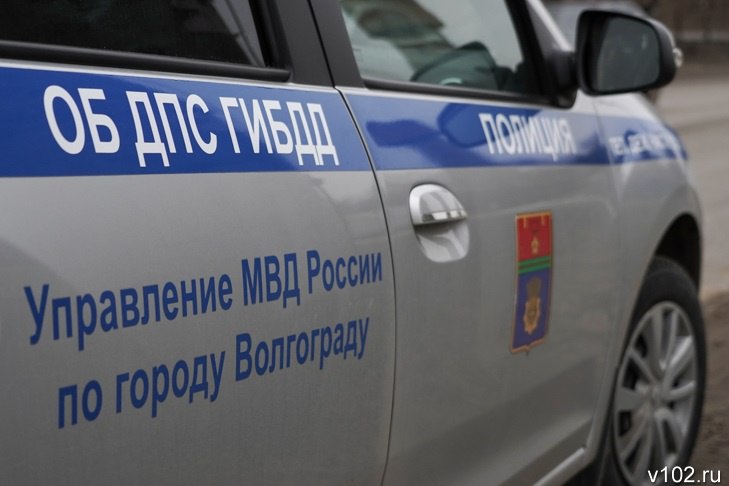На экс-сотрудника ГИБДД в Волгограде возбудили дело за подделку протоколов Инспектор ОБДПС ГАИ УМВД России по Волгограду в целях увеличения показателей служебной деятельности подделал протоколы на 7 граждан за нарушение ПДД. Однако на самом деле граждане правонарушений не совершали. В то же время бывший сотрудник не привлекал к ответственности граждан за передачу управления транспортного средства лицу, находящемуся в состоянии алкогольного опьянения, а также допускал волокиту при направлении административных материалов в суд. На бывшего сотрудника возбудили уголовное дело за служебный подлог. Подробнее