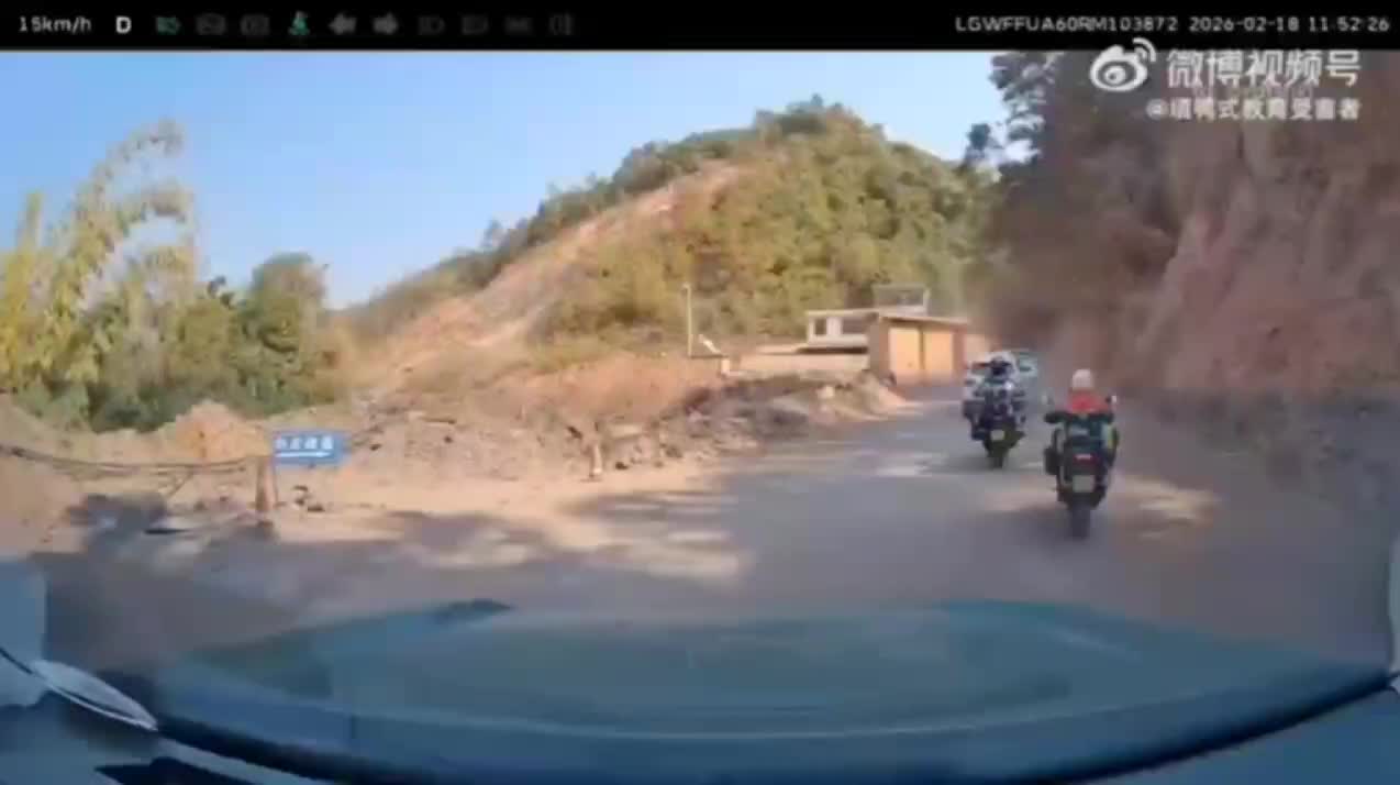 Китайская мотоциклистка успешно избежала травм после падения в овраг