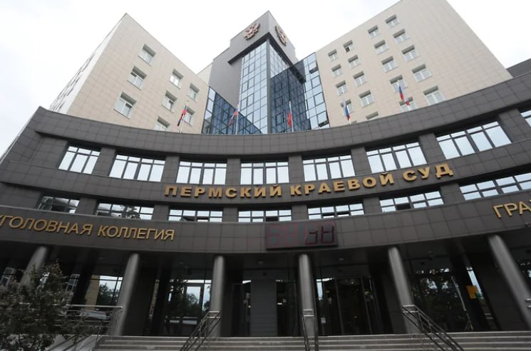 Бывшего сотрудника пермского оборонного завода отправили в колонию за сотрудничество с иностранной спецслужбой Пермский краевой суд признал бывшего сотрудника одного из пермских оборонных предприятий виновным в сотрудничестве с иностранной спецслужбой измене и приговорил его к 13 годам лишения свободы Об этом сообщает пресс служба УФСБ по Пермскому краю Ранее сотрудники УФСБ установили что бывший сотрудник оборонного завода связался через интернет с представителями иностранной спецслужбы и передавал им сведения о предприятии Следственным отделом УФСБ было возбуждено и расследовано уголовное дело по признакам преступления предусмотренного ст 275 1 УК РФ Сотрудничество на конфиденциальной основе с иностранным государством международной либо иностранной организацией