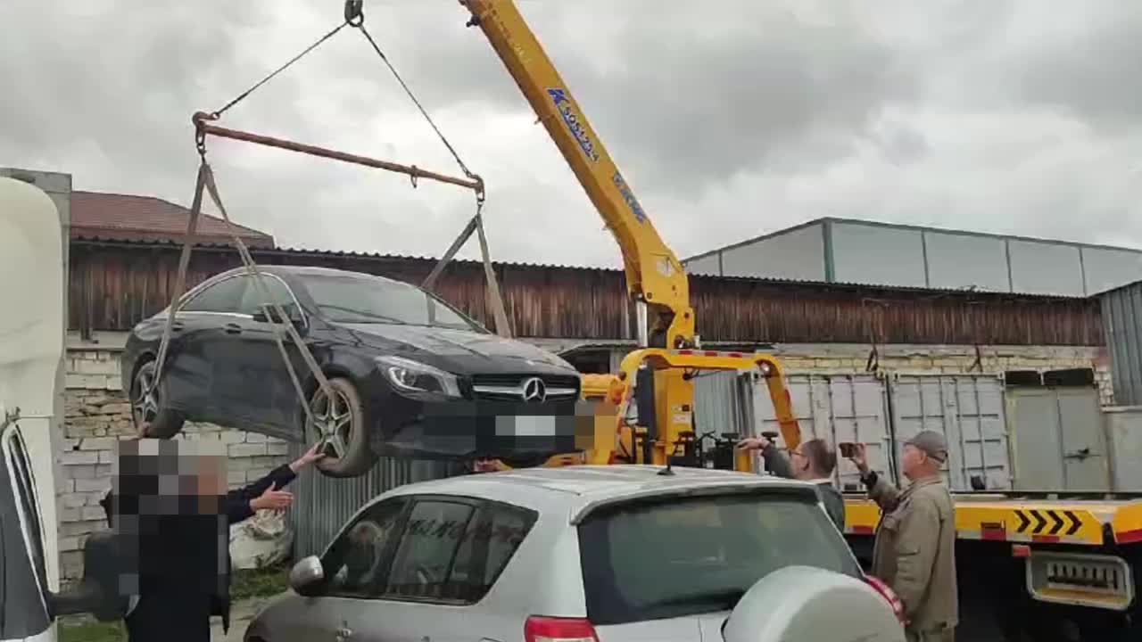 Судебные приставы арестовали Mercedes-Benz у екатеринбурженки за задолженность