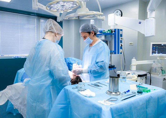 В Челябинске врачи вернули слух пациентке из ЯНАО Оториноларингологи клиники ЮУГМУ помогли вернуть слух пациентке из Ямало-Ненецкого автономного округа. Ей сделали операцию, заменив протезом пораженную слуховую косточку. Жительница ЯНАО Лариса начала замечать снижение слуха и шумы в ушах еще четыре года назад. Тогда она обратилась к специалистам, а после многочисленных обследований ей поставили диагноз «тугоухость». С ним она приехала на операцию в челябинскую клинику. Ларису направили на стапедопластику. Это хирургическое вмешательство, в ходе которого врачи заменяют специальным протезом часть слуховой косточки, или стремени. После операции пациент вновь может полноценно слышать, а посторонние шумы пропадают. Гостья уже вернулась домой и чувствует себя хорошо. Она от всей души поблагодарила хирургов и коллектив отделения отоларингологии ЮУГМУ. Голосовать за канал