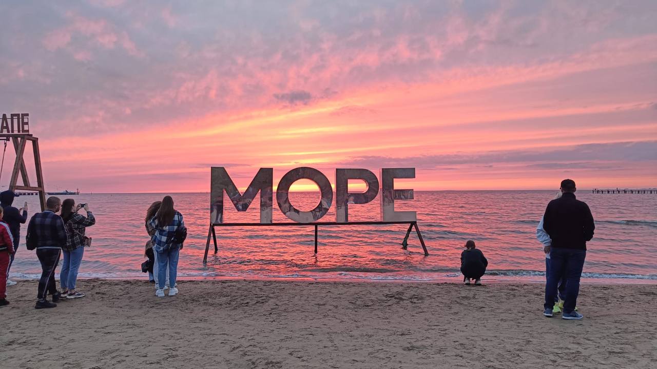 Никто не хочет быть мэром Анапы 5 декабря конкурсная комиссия признала несостоявшимся отбор кандидатов на должность главы города курорта Анапы из за подачи документов лишь одним претендентом Согласно регламенту комиссия должна представить в городской совет минимум двух кандидатов на пост мэра Конкурс отложен на 2026 год В настоящее время обязанности главы Анапы временно исполняет Светлана Балаева Должность главы Анапы оказалась вакантной после того как в июне этого года мэр Василий Швец досрочно сложил полномочия По официальной версии Швец покинул пост мэра Анапы в связи с назначением на новую должность Но информации о его новом назначении нет до сих пор   свои фото видео и истории присылайте нашему боту prostokrd bot Подпишись на наш канал в Telegram MAX