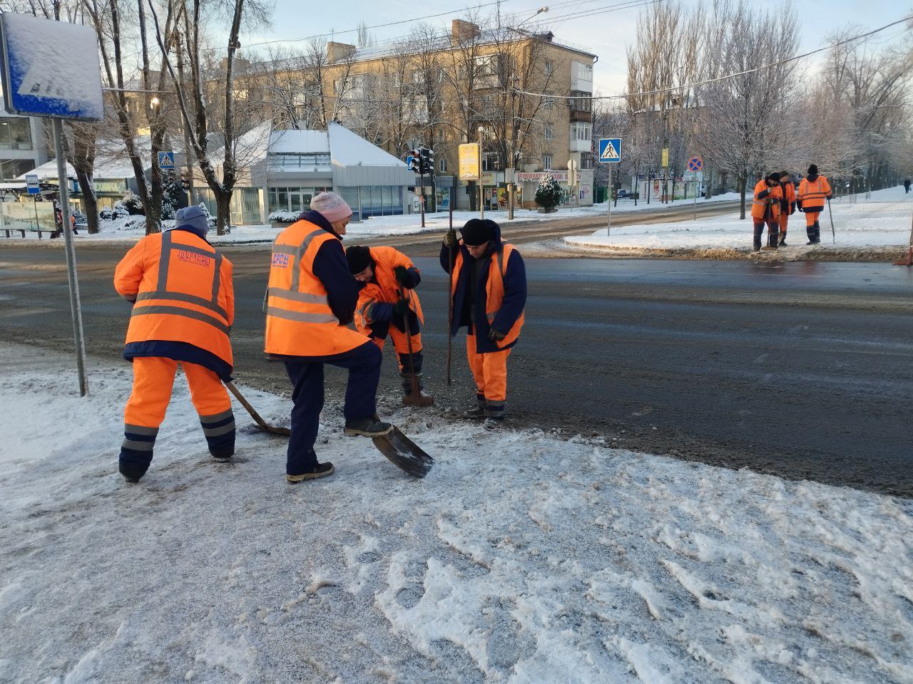 Во всех районах города продолжаются работы по уборке снега, сообщает Глава муниципального образования городского округа Донецк Алексей Кулемзин.