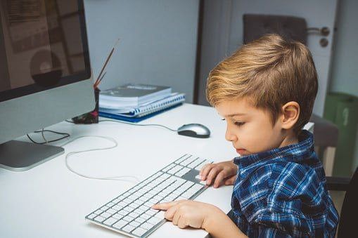 В Германии обсуждается предложение исключить обучение прописи из школьной программы и заменить его уроками набора текста на клавиатуре, сообщает Bild. Инициатива исходит от Совета школьников Нижней Саксонии, где считают, что изучение ручного письма в его традиционной форме устарело и не отражает реалий цифровой эпохи. Вместо этого предлагается сделать акцент на практических навыках работы с цифровыми устройствами — в частности, обучении печати и освоении планшетов. Однако педагогическое сообщество настроено скептически. Учителя настаивают, что письмо от руки играет важную роль в развитии мелкой моторики, концентрации и памяти, а каллиграфическая практика способствует формированию когнитивных связей в раннем возрасте. Таким образом, дискуссия выходит за рамки реформы школьной программы и поднимает более широкий вопрос — каким навыкам стоит учить детей в эпоху цифровизации, и чем рискует общество, отказываясь от традиционных форм обучения.