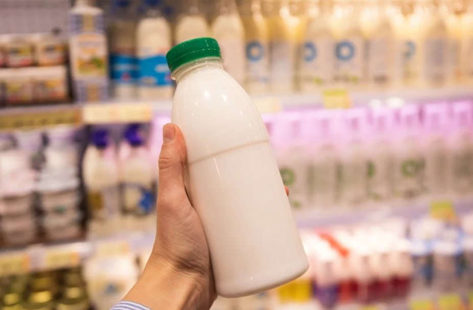 ИИ помог выявить нарушение при производстве молочной продукции Приморское межрегиональное управление Россельхознадзора 15 августа выдало предостережение ООО Крутоберегово из Усть Камчатского муниципального округа Камчатского края за нарушение при оформлении ветеринарных документов на молочную продукцию С использованием аналитических модулей искусственного интеллекта в системе Меркурий было установлено что 21 апреля предприятие оформило документы на производство более 6 кг сливочного масла 145 л молока различной жирности 40 кг обезжиренного творога 20 кг сметаны и около 300 л сыворотки указав в качестве сырья 400 кг коровьего молока Анализ показал что из указанного объёма сырья невозможно произвести такой ассортимент продукции в заявленных количествах Это указывает на использование сырья неизвестного происхождения и качества проследить которое невозможно В связи с нарушением ООО Крутоберегово получило предостережение о недопустимости несоблюдения ветеринарного законодательства С начала 2025 года на Камчатке с помощью искусственного интеллекта выявлено 12 аналогичных нарушений при оформлении ветеринарных документов на продукцию Подписаться Предложка ЧАТ САЙТ kamchatka aif ru