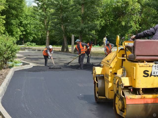 Около 30 барнаульских дворов преобразились в этом году благодаря нацпроекту Инфраструктура для жизни В них заасфальтировали проезды и площадки перед подъездами а также обустроили тротуары и сделали освещение Кроме того на территориях появились новые детские и спортивные площадки и автомобильные парковки А у подъездов для комфорта жителей рабочие установили урны и скамейки Дворы в этом году обустроены во всех районах Барнаула По восемь в Октябрьском и Индустриальном районах четыре в Ленинском шесть в Железнодорожном и один в Центральном В этой программе мы участвуем с 2017 года и за это время отремонтировали около 600 дворов Я бы хотел поблагодарить губернатора Алтайского края Виктора Томенко и правительство региона за внимание к городу Барнаулу Так как программа финансируется из четырех источников федеральный региональный муниципальный бюджеты и софинансирование жителей За эти годы жители вложили в эти дворы примерно 100 млн рублей собственных средств а всего на реализацию было выделено 1 млрд 800 млн рублей отметил глава города Вячеслав Франк Толк