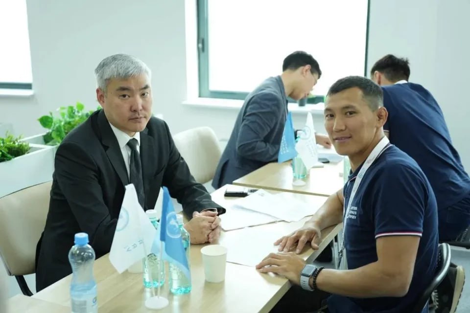 25 курсантов программы «Якутия – земля героев» завершили первый этап стажировок  В течение полутора месяцев курсанты проходили стажировку в органах государственной власти Якутии: министерствах, управлениях, комитетах и департаментах. Они изучали внутренние процессы, выезжали в командировки и знакомились с работой организаций. Об этом пишет пресс-служба главы и правительства республики.  По итогам стажировок курсанты представили проекты по улучшению работы ведомств, инициативы по созданию новых структур и поделились впечатлениями от обучения. В завершение программы участники специальной военной операции защитили свои работы перед учебной комиссией, представив десятиминутные презентации.  Эксперты уверены, что программа способствует формированию нового поколения управленцев, которые смогут эффективно работать на благо республики и страны в целом.  Фото: пресс-служба главы и правительства Якутии    Все новости   #Яестьновость   Обсудить