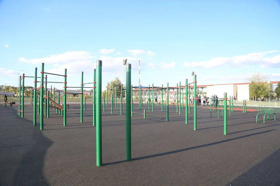 4 новые спортивные площадки появятся в Ингушетии в 2026 году В следующем году в четырёх населённых пунктах республики Нижние Ачалуки Инарки Мужичи и Сунжа планируется возведение современных спортивных объектов Работы планируется начать весной после выбора подрядных организаций На новых площадках предусмотрено футбольное поле размером 20 40 м баскетбольная зона зрительные трибуны воркаут зоны с турниками брусьями перекладинами рукоходами и шведской стенкой благоустроенные пешеходные дорожки и современное искусственное покрытие Воркаут зона будет оснащена безопасным резиновым покрытием для уличных тренировок Общий объём финансирования превышает 69 млн рублей Проекты реализуются в рамках регионального проекта Развитие физической культуры и массового спорта направленного на создание комфортной среды и развитие массового спорта в республике Правительство Ингушетии