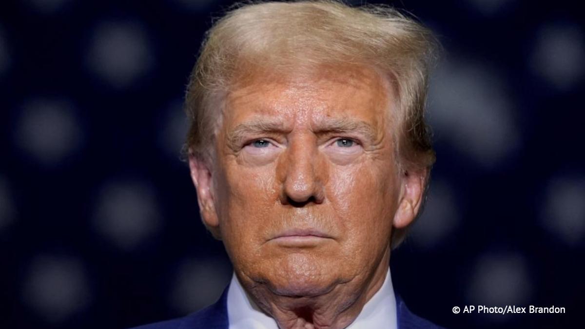 Трамп заявил что в качестве мер против России допускает жесткие санкции против банков а также меры по вопросам поставок нефти и введение пошлин