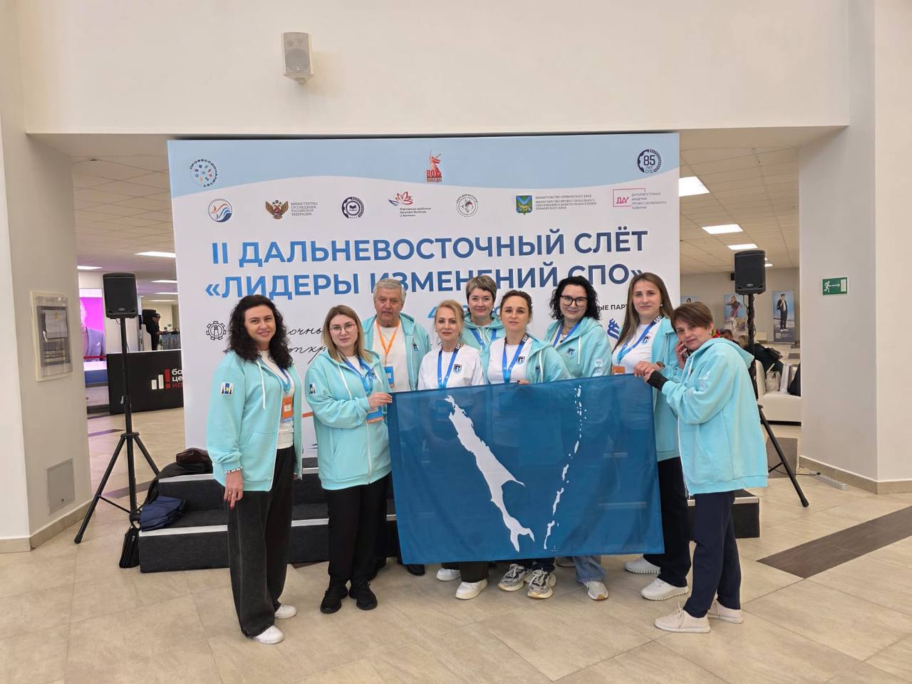 Региональная команда министерства образования Сахалинской области на II Дальневосточном слёте «Лидеры изменений СПО» во Владивостоке С 4 по 6 июня Владивосток станет центром диалога органов власти, педагогического сообщества среднего профессионального образования, представителей бизнеса и отраслевых профессиональных сообществ. В составе команды от Сахалинской области представители регионального министерства образования, Центра опережающей профессиональной подготовки, Сахалинского горного техникума, Сахалинского техникума отраслевых технологий и сервиса, Сахалинского техникума строительства и ЖКХ, Сахалинского политехнического центра №1, Сахалинского техникума сервиса и Сахалинского техникума механизации сельского хозяйства. В рамках трёхдневной программы слета на базе Дальневосточного федерального университета пройдут дискуссионные площадки, практические семинары, мастер-классы, презентации успешных практик сотрудничества. Рассмотрят вопросы: по привлечению и удержанию кадров, целевой подготовки и трудоустройству выпускников на предприятиях регионов, практики реализации национальных проектов «Кадры» и «Молодежь и дети», инклюзивному образованию и международному сотрудничеству по отраслевым направлениям кластеров в рамках проекта ФП «Профессионалитет». Сахалинская команда поделится своими наработками с коллегами в рамках диалог сессии "Лучшие инклюзивные практики: опыт Сахалинской области". Первый слёт прошёл в Приморье в 2024 году и собрал экспертов более чем из 20 субъектов страны. ℹ Организаторы мероприятия: Министерство просвещения РФ, Корпорация развития Дальнего Востока и Арктики, Правительство Приморского края, министерство профессионального образования и занятости населения Приморского края, Институт развития профессионального образования, Союз директоров организаций среднего профессионального образования России, Дальневосточная академия профессионального развития #СахалинПрофтех