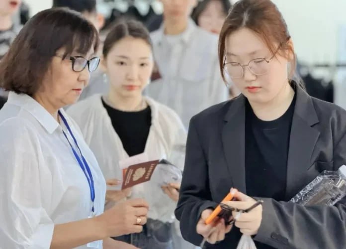  Приемная кампания в средние профессиональные образования стартовала в Якутии Сегодня, 20 июня, в Якутии стартовала приемная кампания в образовательные организации среднего профессионального образования. Об этом пишет пресс-служба главы и правительства республики. В этом году к приему абитуриентов готовы 42 учреждения, общий объем контрольных цифр приема по программе СПО составляет 6 882 места. На базе основного общего образования после 9 класса в образовательные организации среднего профессионального образования планируется принять абитуриентов на 4118 мест, на базе среднего общего образования после 11 класса – на 2704 места. Подробнее читайте по ссылке Фото: www.sakha.gov.ru
