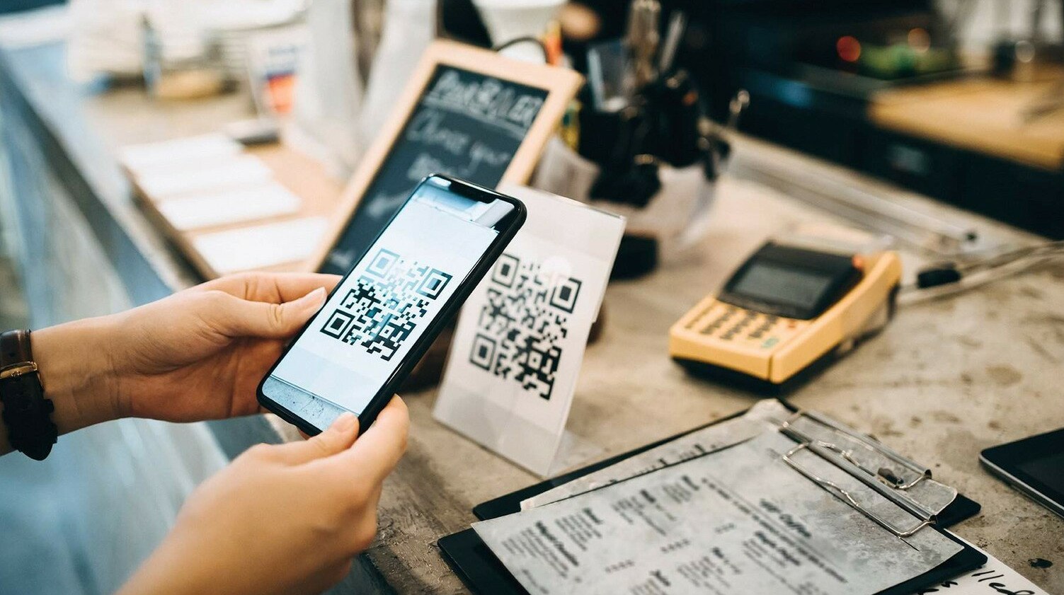 Межбанковские QR платежи заработали в Казахстане В Казахстане запустили сервис межбанковских QR платежей для оплаты товаров и услуг через мобильные приложения банков передает ArbatMedia Как рассказали в Нацбанке новая услуга расширяет функционал банковских приложений позволяя клиентам принимать и совершать межбанковские QR платежи в пользу любых подключённых банков С 30 сентября сервис доступен клиентам АО Банк ЦентрКредит АО Home Credit Bank и АО Freedom Bank Для оплаты покупателю достаточно открыть мобильное приложение банка отсканировать QR код на терминале продавца обслуживающегося одним из участников сервиса и подтвердить транзакцию Запуск межбанковских QR платежей повысит уровень взаимодействия между банками обеспечит удобство и расширит доступность платежных сервисов для потребителей говорится в сообщении Другие банки будут подключаться к сервису поэтапно по мере адаптации внутренних процессов Прислать новость