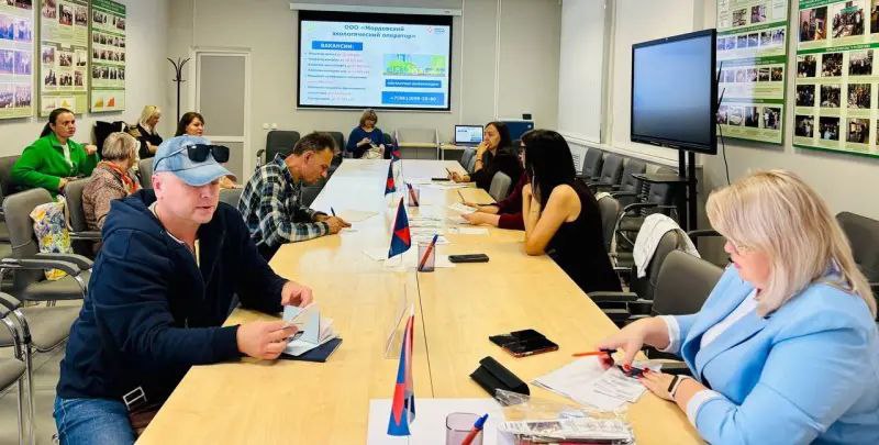 В Центре занятости населения Саранска состоялась специализированная мини ярмарка вакансий Три крупных работодателя представили соискателям 298 рабочих мест в сфере производства обработки и утилизации неопасных отходов и в финансовой сфере На ярмарку заявили вакансии специалиста контактного центра клиентского менеджера слесаря ремонтника скрутчика машиниста погрузчика и сортировщика Заработная плата по этим специальностям варьируется от 40 до 80 тысяч рублей Отметим что сейчас на каждого желающего найти работу приходится 12 открытых вакансий В целом с начала этого года работу в Саранске нашли 575 человек