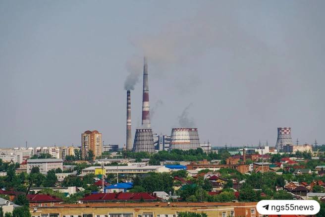 Омичи жалуются на химозный запах на улицах Местные в Чкаловском поселке рассказывают, что началась бессонница и головокружение «до рвоты». Также неприятный запах заметили в Нефтяниках, 12-м микрорайоне, Береговом, на улицах Орджоникидзе, Рабиновича, Жукова, Омской и 20 лет РККА. В Минприроды объяснили, что городские предприятия сейчас переходят на более экологичное оборудование. А резкий запах мог появиться из-за погодных условий, которые мешают вредным веществам рассеиваться в воздухе. Пожаловаться можно в Центр экомониторинга по телефонам 8-923-685-56-31 WhatsApp и 37-80-21. А вы заметили неприятный запах с улиц — / ? ⏹