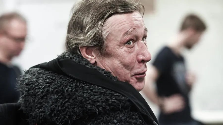 Михаил Ефремов готовится к главной роли в новом фильме и уже подписал контракт на 13 миллионов рублей Переговоры с продюсерами завершены, договор заключён, артист получил аванс в размере 3,5–4 млн рублей, пишет Mash. Съёмки стартуют в конце августа в Москве и завершатся в Беларуси. Пока же Ефремов сосредоточен на восстановлении после заключения — работает над здоровьем и возвращением к привычному ритму жизни. Как отмечают близкие, именно этого он и планировал после освобождения. Подписаться Прислать новость