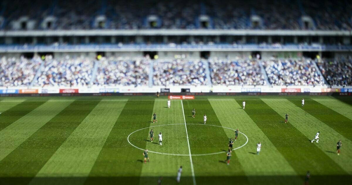 Сборная России по футболу сыграла вничью с командой Перу Так футбольная команда продлила беспроигрышную серию до 22 матчей Последнее поражение сборная России потерпела 14 ноября 2021 года в матче с командой Хорватии 0 1 В 2022 году российские клубы и сборные были отстранены от международных турниров из за ситуации на Украине С этого момента отстранения провела 22 й матч результат которого пошёл в рейтинг Международной федерации футбола У россиян 15 побед и 7 ничьих В ноябре россияне проведут ещё один товарищеский матч 15 ноября в Сочи они сыграют с командой Чили