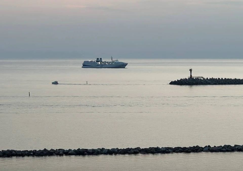 Мэр Сочи назвал рейс Трабзон Сочи рискованным для города Мэр Сочи Андрей Прошунин заявил что запуск грузопассажирского парома Трабзон Сочи сегодня небезопасен и создаст неудобства для горожан и туристов Мы рассмотрели этот вопрос со всех сторон и пришли к выводу что в нынешних условиях паром небезопасен Есть риски связанные с атаками безэкипажных катеров и беспилотников Кроме того он создаст дискомфорт для жителей и гостей курорта отметил глава города По словам Прошунина подобная линия работала еще до Олимпиады и уже тогда сочинцы жаловались на вопросы безопасности и неудобства Сейчас по словам главы города у туристов есть альтернативы авиарейсы и круизный лайнер Astoria Grande который регулярно заходит в Турцию Напомним первый за 14 лет паром Seabridge так и не смог зайти в порт Сочи и был вынужден вернуться в Трабзон после нескольких суток ожидания Подписаться на kp sochii