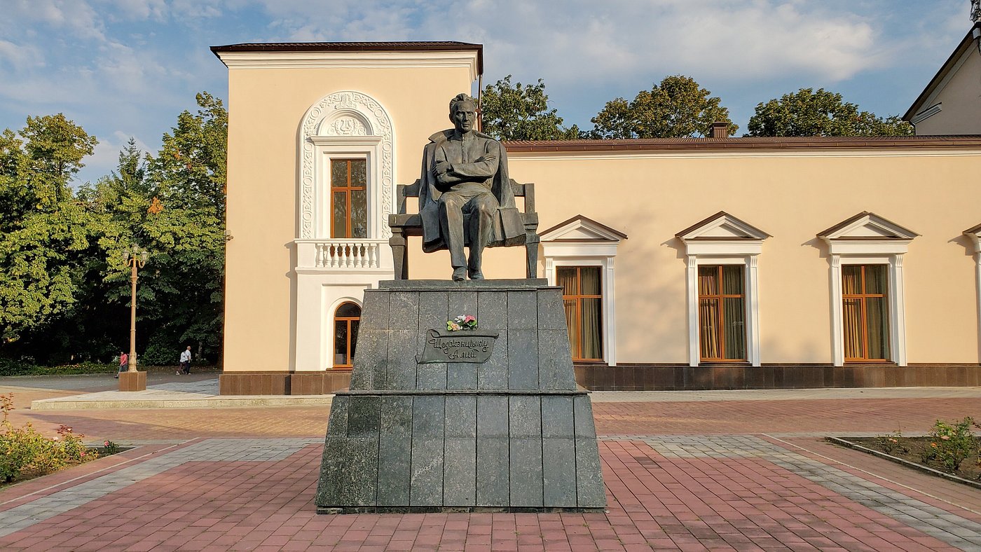 Министерство культуры Кабардино Балкарской Республики информирует что 28 октября в 11 00 часов у памятника классика кабардинской литературы Али Асхадовича Шогенцукова в г Нальчике состоится церемония возложения цветов в честь 125 й годовщины со дня его рождения После церемонии возложения планируется продолжить памятные мероприятия на родине Али Шогенцукова в Баксанском муниципальном районе