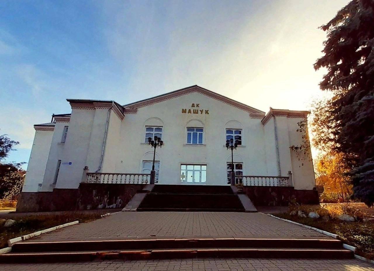 В Железноводске приступили к подготовке реставрации Дома культуры Машук В Железноводске стартовали проектные работы по реставрации Дома культуры Машук расположенного в поселке Иноземцево Здание возведённое в XVIII веке и обладающее статусом объекта культурного наследия впервые пройдет комплексное обновление Как сообщил глава города Евгений Бакулин в своем телеграм канале начат этап детального проектирования и оформления необходимых документов Этот исторический объект имеющий статус культурного наследия в течение года будет проходить детальное проектирование и подготовку необходимой документации отметил он Подпишись это Кавказ Сегодня