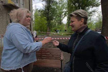 В Авдеевке вручили ключи жителям обновленного многоквартирного дома В Авдеевке состоялось вручение ключей жителям обновленных квартир в последнем подъезде третьего восстановленного дома. Комфортное жилье получили еще 16 человек. Об этом сообщили в Департаменте строительства и жилищной политики ЯНАО. Там уточнили, что в квартирах произведена замена инженерных систем, установлены новые окна и двери, выполнена современная чистовая отделка, а в кухнях и санузлах - новая сантехника. Жилье полностью укомплектовано необходимой мебелью и бытовой техникой.