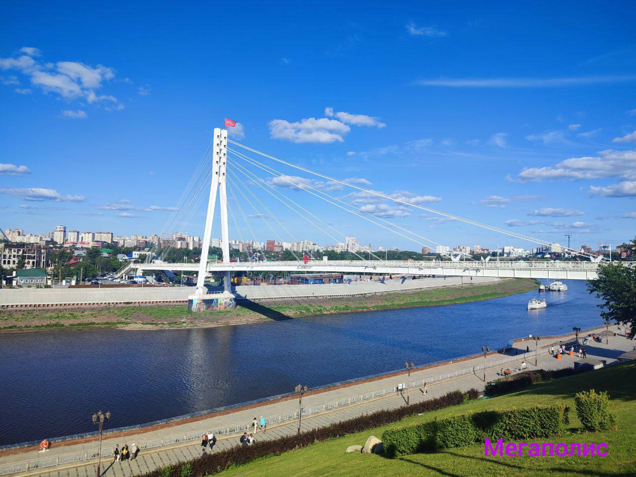 С 2026 года в Тюмени вводится туристический сбор 2 от стоимости проживания Его будут взимать гостиницы и апартаменты включая сумму в общий счёт Минимальный размер сбора составит 100 рублей От уплаты освобождаются ветераны участники и инвалиды боевых действий инвалиды I II групп а также участники СВО К 2029 году туристический налог вырастет до 5 Власти ожидают около 45 миллионов рублей в бюджет региона в первый год действия сбора и 90 миллионов к 2029