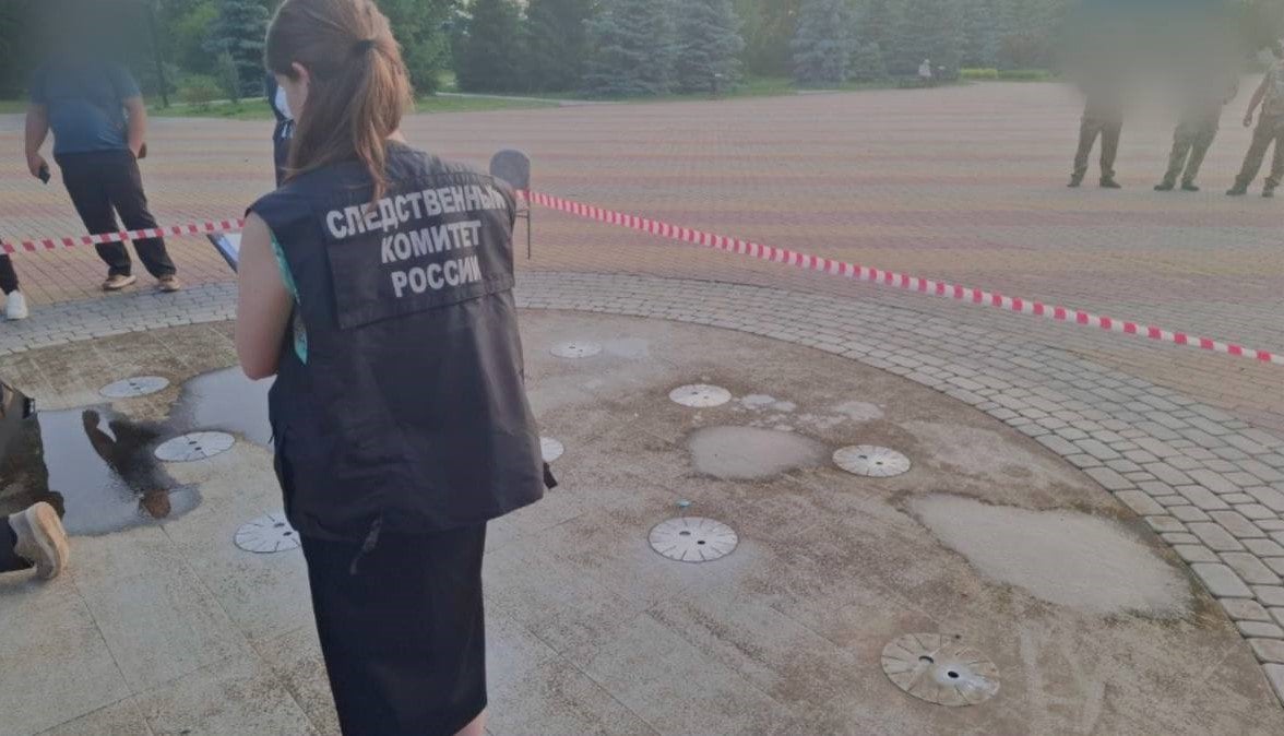 В Белгородской области возбуждено уголовное дело после гибели подростка в фонтане  2 июня около 15:00 13-летняя девочка находилась у контактного фонтана в центральном парке Томаровки. По предварительной версии следствия, она получила удар электрическим током, что привело к летальному исходу.  Следственный комитет РФ по Белгородской области возбудил уголовное дело. Для установления точной причины смерти назначена судебно-медицинская экспертиза.     Поддержать бустом