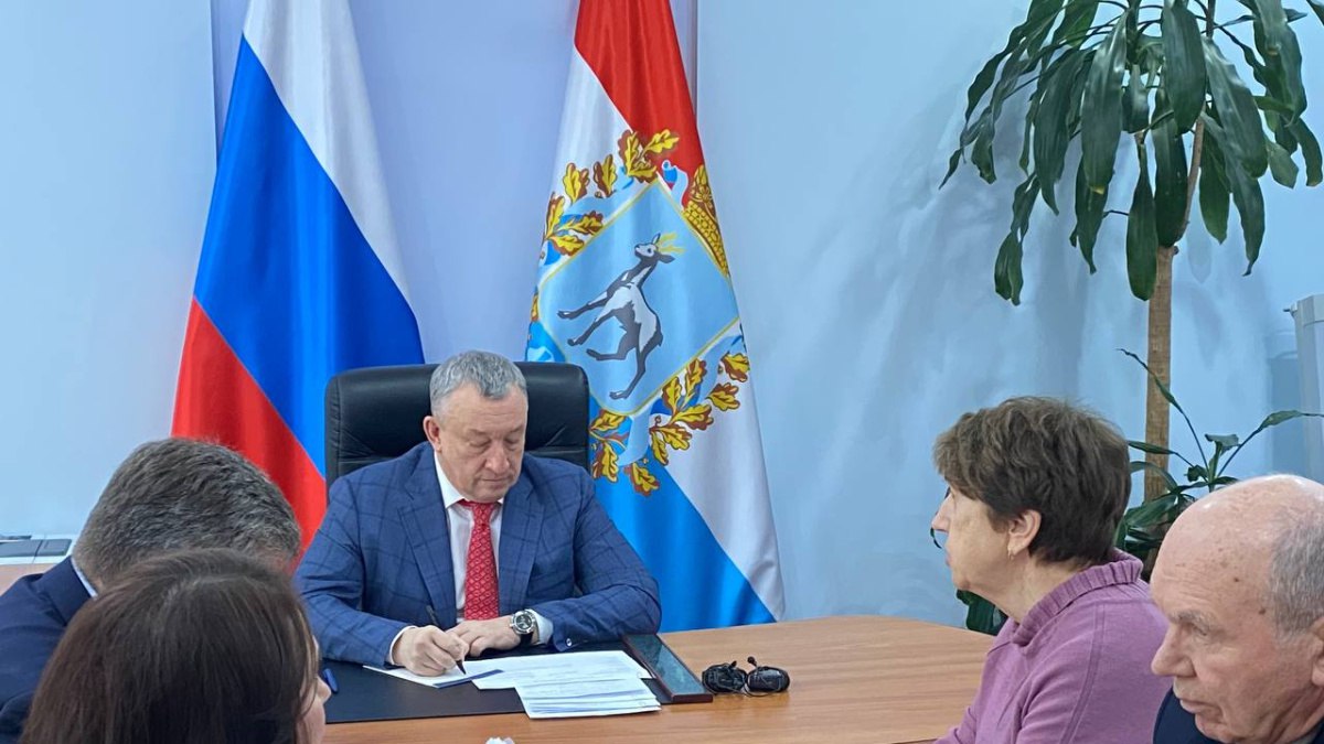 Жители Новосемейкино добились запрета для большегрузов из за склада Wildberries Жители Новосемейкино обратились с жалобой к губернатору на засилье большегрузов Ежедневно через посёлок проходит около 600 грузовых и до 400 легковых машин которые разгружаются на недавно обустроенном складе Wildberries Основные претензии несанкционированные парковки у жилых домов и магазинов грязь выхлопные газы и отсутствие прямого выезда на федеральную трассу За последние месяцы количество мест на официальных парковках складского хаба увеличили с 875 до 1742 В планах асфальтирование ещё одного участка вблизи Компания Wildberries сейчас за свой счёт проводит оценку стоимости организации отдельного выезда на трассу чтобы убрать транзитный поток с узкой центральной дороги посёлка С февраля 2026 года для контроля ситуации вводится полный запрет на въезд грузового транспорта с перекрёстка схема согласовывается с ГИБДД В этот же период начнётся эксплуатация мобильных комплексов видеофиксации нарушений которые позволят штрафовать даже самых хитрых нарушителей Врио заместителя губернатора Самарской области Александр Фетисов провел прием граждан по поручению губернатора Вячеслава Федорищева и подчеркнул что весной на данном участке необходимо провести максимально оперативную уборку территории ГТРК Самара MAX lВК lОК lСАЙТ