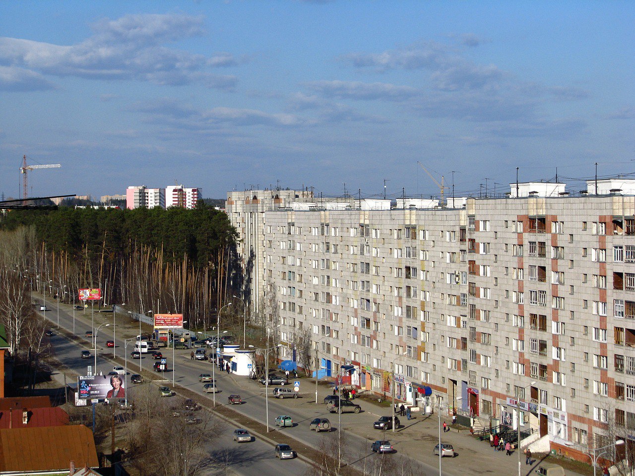 Недопустимое соседство россияне отказываются от покупки квартиры вблизи к кладбищу Россияне при выборе жилья все чаще обращают внимание на нематериальные факторы такие как панорамный вид высокие потолки или необычная архитектура При этом близость кладбища или болотистой местности может стать решающим фактором для отказа от покупки даже если квартира обладает иными привлекательными качествами Среди главных нематериальных факторов за которые покупатели готовы заплатить больше лидирует панорамный вид из окон Его готовы оплатить дополнительно 27 опрошенных Особенно респонденты ценят квартиры с видом на воду парки или исторический центр Второе место заняли высокие потолки 22 участников отметили что ощущение воздуха и пространства важнее лишних метров Также 14 опрошенных готовы заплатить больше за необычную архитектуру здания востребованы сталинки лофты дома с ярко выраженным индивидуальным стилем Среди других факторов влияющих на решение о покупке респонденты назвали панорамные и витражные окна 13 ауру квартиры свет запах ощущение уюта 9 наличие камина 6 а также редкие элементы дизайна такие как кирпичная кладка или авторские лестницы 5 Уникальные художественные акценты например витражи или фрески готовы оплатить 4 россиян Однако наряду с запросом на уникальность и эстетику сохраняется и ряд факторов отталкивающих покупателей Так 14 опрошенных отказались бы от покупки квартиры расположенной вблизи кладбища Еще более сильный негативный эффект оказывает близость к болотистой местности от таких вариантов отказались 18 респондентов Каждый шестой участник исследования также отметил что не стал бы покупать квартиру с видом на мусорную площадку или трансформаторную будку Среди других причин отказа упоминались темные и узкие подъезды неприятный запах в доме окна выходящие на северную сторону и даже близость линий высоковольтных ЛЭП Наблюдается устойчивый тренд на индивидуализацию жилья Если раньше цена и удобство были приоритетом то сегодня все больше россиян стремятся к тому чтобы квартира была продолжением их личности Это меняет подход застройщиков и агентств недвижимости которые должны акцентировать внимание не только на технических параметрах но и на визуальных эмоциональных и дизайнерских качествах жилья чтобы соответствовать ожиданиям современного покупателя прокомментировал исполнительный директор Выберу pу Ярослав Баджурак