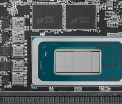 Intel Panther Lake с TDP до 65 Вт замечен на плате ADLINK VNX PL размером с ладонь Процессоры Intel Panther Lake H с до 16 ядер и TDP 65 Вт замечены на материнской плате ADLINK VNX PL формата SFF Новинка получила поддержку LPDDR5X 8533 до 32 ГБ SSD на 1 ТБ и широкие возможности ввода вывода Плата ADLINK VNX PL создана по стандарту VNX для серверных модулей и отличается компактностью она умещается на ладони