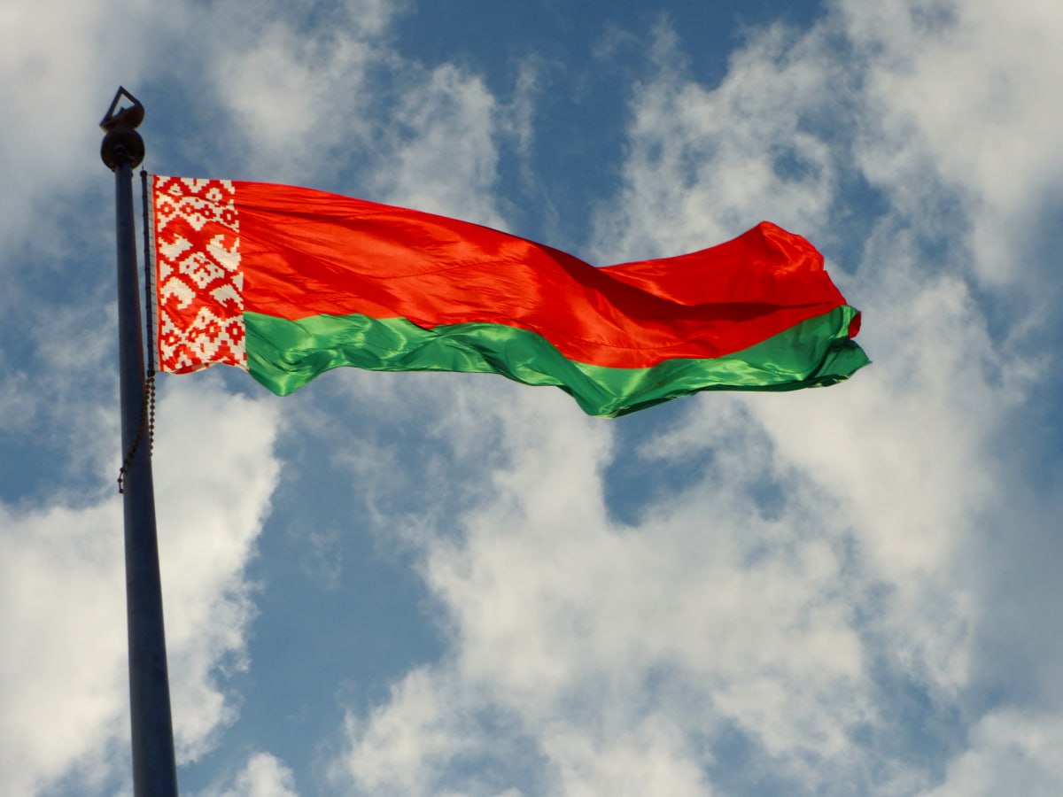 В Казани откроют Генеральное консульство Беларуси В Казани откроется Генеральное консульство Республики Беларусь. Соответствующее распоряжение подписал Премьер-министр России Михаил Мишустин. «Принять предложение МИДа России <…> об открытии в г. Казани Генерального консульства Республики Белоруссия с консульским округом, включающим территории Республики Марий Эл, Республики Татарстан, Чувашской Республики, Кировской, Саратовской, Ульяновской областей <…>», – говорится в официальном документе, опубликованном на портале правовых актов. Эти регионы будут выведены из консульского округа, который ранее курировало посольство Республики Беларусь в Москве. Министерство иностранных дел России должно оформить все необходимые договоренности с белорусской стороной. В настоящее время в Казани уже работает отделение посольства Республики Беларусь. Его возглавляет Виктор Щетько. -24 Отправить новость