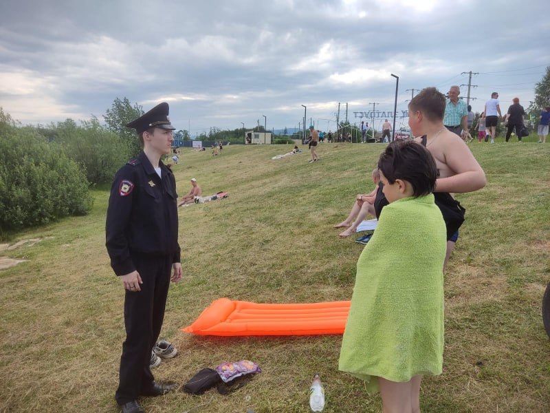 Златоустовские полицейские составили административные протоколы после рейдов на городских водоемах Сотрудники Отдела МВД России по Златоустовскому городскому округу, МЧС, Гражданской защиты населения и муниципальной милиции проводят совместные рейды по водоёмам. Их цель – предупреждение возможных происшествий на воде. Стражи порядка напоминают златоустовцам, отдыхающим на пруду Тарелка и на городском пруду элементарные правила безопасности – купаться в разрешённых для этого местах, не заплывать за буйки, отдыхать на пляже и в воде только в трезвом состоянии. С 1 июня, когда официально открылся купальный сезон, сотрудники полиции составили семь административных протоколов на нарушителей общепринятых правил по частям 1 статей 20.20 Потребление алкогольной продукции в местах, запрещенных федеральным законом и 20.1 Мелкое хулиганство , а также по статье 20.21 КоАП РФ Появление в общественных местах в состоянии опьянения . Совершившим данные правонарушения придётся заплатить штраф в соответствии с административным законодательством. #мвд74 #полиция74 #полицияюжногоурала #челябинскаяобласть