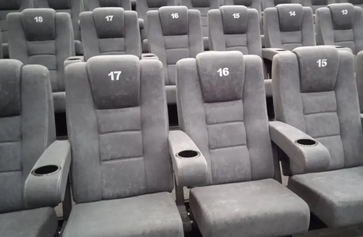 Для солецкого кинозала приобретут новое кинооборудование Для кинозала Киномир в Сольцах планируют приобрести кинооборудование на сумму 2 4 млн рублей Сейчас муниципальное бюджетное учреждение культуры Центр культуры и досуга проводит электронный аукцион по результатам которого будет определён поставщик техники Он должен будет и установить её В числе приобретаемого оборудования лазерный источник света для цифровых кинопроекторов Barco звуковой процессор для цифрового кинопоказа фильтры для кинопроектора и др Оборудование планируется установить до 1 декабря 2025 года