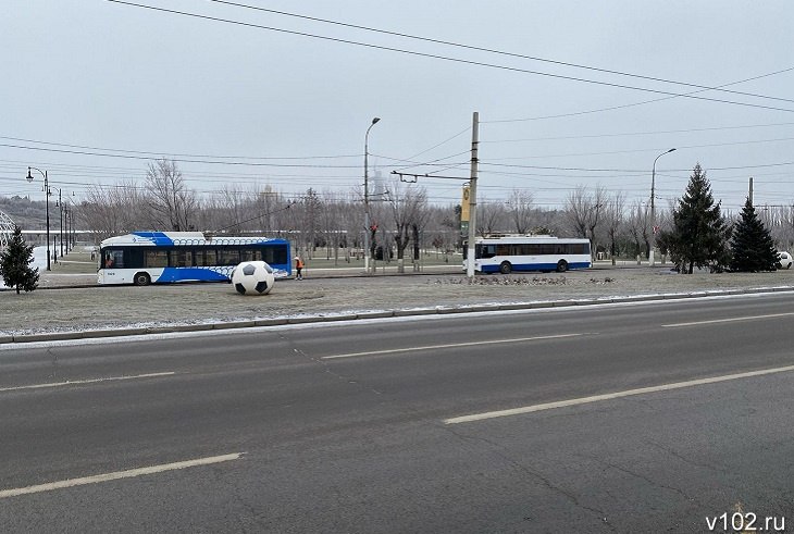 На проспекте Ленина встало движение троллейбуса №9 в оба направления.  В центре управления пассажирскими перевозками пояснили, что произошел обрыв проводов.