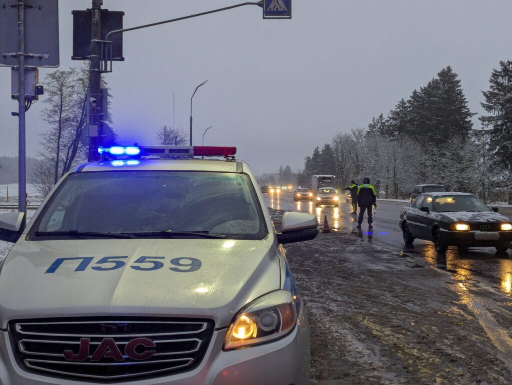 В Минском районе пройдет акция ГАИ Пьяному и бесправному не место на дороге С 21 по 22 февраля Госавтоинспекция Минского района проведет профилактическую акцию Пьяному и бесправному не место на дороге Цель предупредить ДТП с участием нетрезвых водителей и лиц не имеющих права управления Помните состояние опьянения за рулем недопустимо равно как и опасное поведение нетрезвых пешеходов на проезжей части Риск трагических последствий в таких ситуациях возрастает многократно  Если вы стали свидетелем грубого нарушения ПДД управление в состоянии опьянения опасное вождение и т д оперативно сообщите в ГАИ Минской области Телефон 229 04 44 Экстренный номер 102  ГАИ также напоминает всем участникам дорожного движения о простых но жизненно важных правилах Для водителей Строго соблюдайте скоростной режим учитывайте погодные и дорожные условия Выполняйте правила маневрирования и обгона в соответствии с правилами Обязательно пристегивайтесь ремнями безопасности Перевозите детей только с использованием специальных детских удерживающих устройств Для пешеходов В темное время суток и в условиях плохой видимости обязательно обозначайте себя световозвращающими элементами Переходите дорогу только в установленных местах убедившись в безопасности