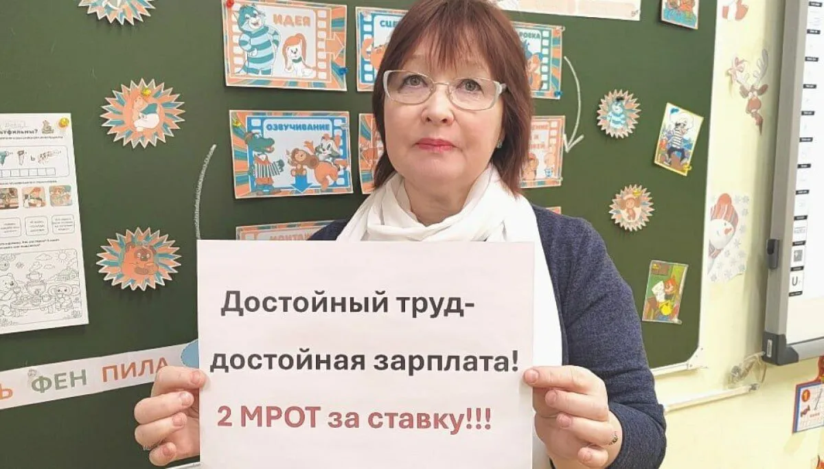 От 13 до 49 тыс рублей в России назвали размер пенсии для учителей Свои расчеты привел профессор Финансового университета при правительстве России Александр Сафонов По его словам всё зависит не только от стажа но и от региона При стаже в 35 38 лет может быть такой разброс Прогнозный размер пенсии учителя в 2026 году при стаже 35 38 лет с учетом работы на 1 5 1 6 ставки будет варьироваться от 13600 руб в регионах с минимальными зарплатами до 39 800 руб в Москве и северных субъектах С учетом северных надбавок сумма может дойти до 48800 руб Вывозить на себе дебильные отчеты проверки неблагодарных родителей и просто чужих детей ради пенсии размером с набор продуктов и коммуналку А потом власти удивляются дефициту учителей Загадка века буквально А когда учителя вдруг поднимают свои проблемы их наказывают Выводы делайте сами