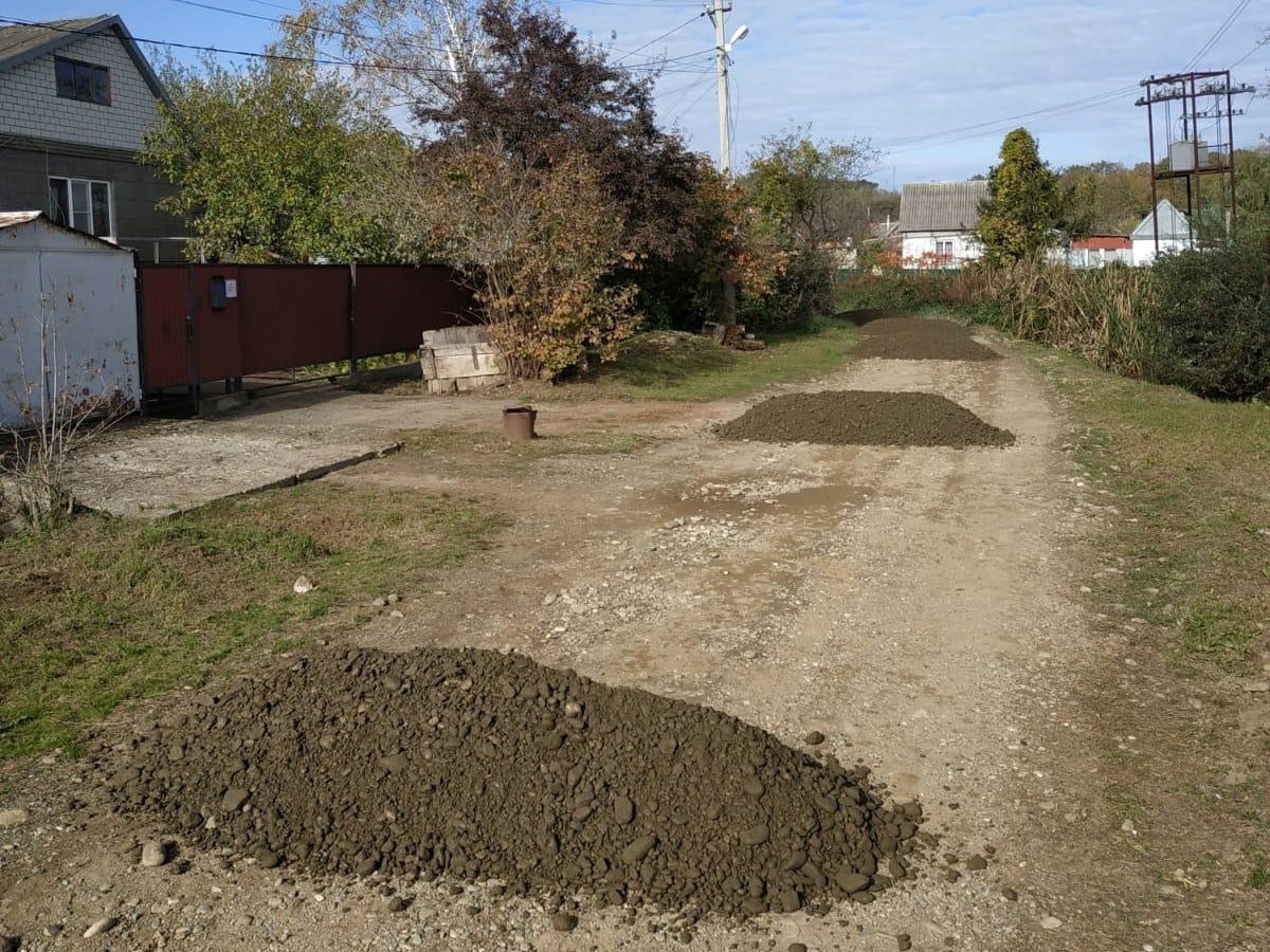 В Хадыженске отремонтировали участки гравийных дорог на улицах Гагарина, Севастопольской, Курганной, Добролюбова  Ремонт проводился частично с подсыпкой инертного материала путем грейдирования. За последнюю неделю проводился частичный ремонт улиц Клары Цеткин, Карла Маркса, Красногвардейской, Садовой.  Администрация Хадыженского городского поселения напоминает, что заявки по благоустройству можно подать в отдел ЖКХ администрации лично или позвонив по телефону: 4-27-12.  Заявки выполняются в порядке очередности и с учетом приоритетности объектов.  Татьяна Разбоева  Апшеронский рабочий