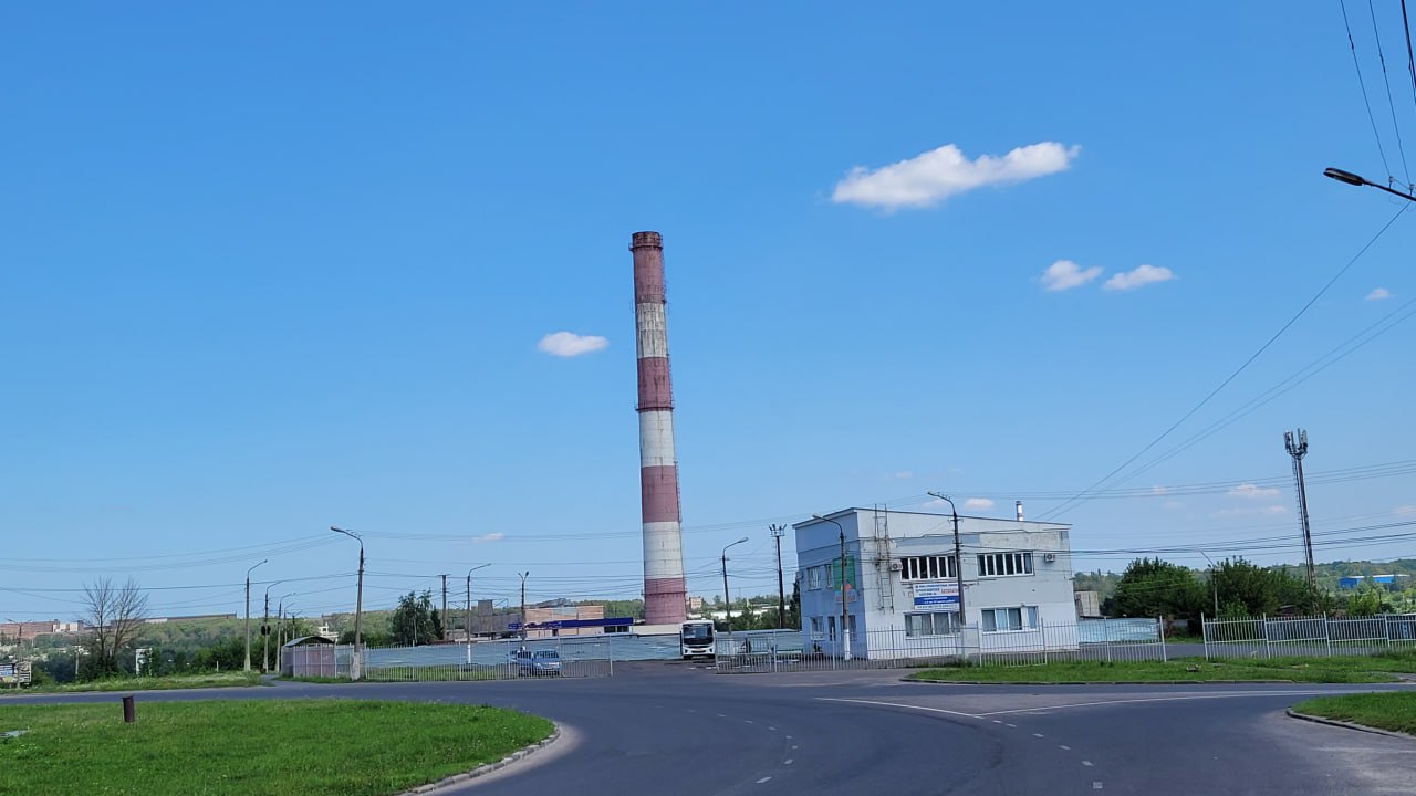 Курская область готова к зиме на 64% - Александр Хинштейн. Такую цифру озвучили на совещании в Правительстве России, которое провел вице-премьер Марат Хуснуллин и в работе которого принял участие врио губернатора Курской области. Общая задача коммунальщиков по стране в целом — свести к минимуму время, которое тратится на устранение аварий. По словам Хинштейна, в нашем регионе к осенне-зимнему периоду надо подготовить свыше 3,5 тысяч многоквартирных домов и более 2 тысяч соцобъектов. Социально значимые объекты региона, по его словам, обеспечены резервными источниками электроснабжения. - На территориях Беловского, Большесолдатского, Глушковского, Кореневского, Льговского, Рыльского, Суджанского, Хомутовского районов нет возможности полностью оценить, насколько готовы наши сети. Это сильно осложняет подготовку к сезону. Будем стараться делать максимум, чтобы в домах, где до сих пор остаются люди, тепло зимой было, -пообещал врио губернатора.