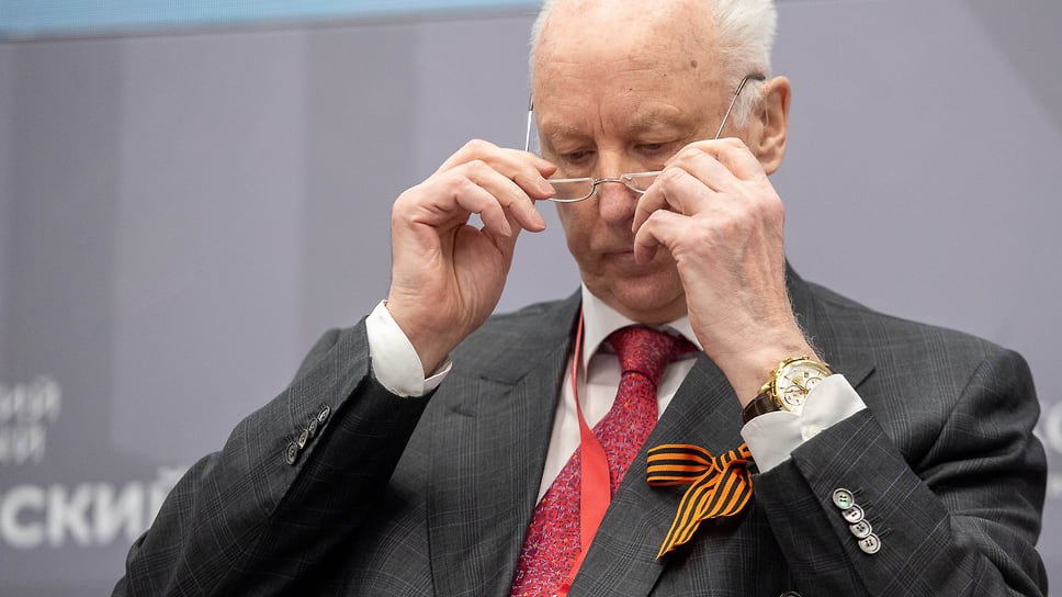 Глава СКР Александр Бастрыкин затребовал доклад о бойцовском клубе подростков в Краснодаре О подростковой банде в Краснодаре СМИ сообщили после избиения 14 летней девочки возле школы 104 3 ноября По данным регионального главка МВД ребенка избила 16 летняя девочка состоящая на учете в ПДН Замгубернатора Краснодарского края по социальным вопросам Александр Руденко пообещал провести работу с подростками вовлеченными в массовые драки в Краснодаре По его словам несовершеннолетние устроили в городе бойцовский клуб СК по Краснодарскому краю возбудил уголовное дело по статье хулиганство совершенное группой лиц Одновременно ведется проверка на предмет халатности должностных лиц системы профилактики которые могли бездействовать Фото Евгений Павленко Коммерсантъ