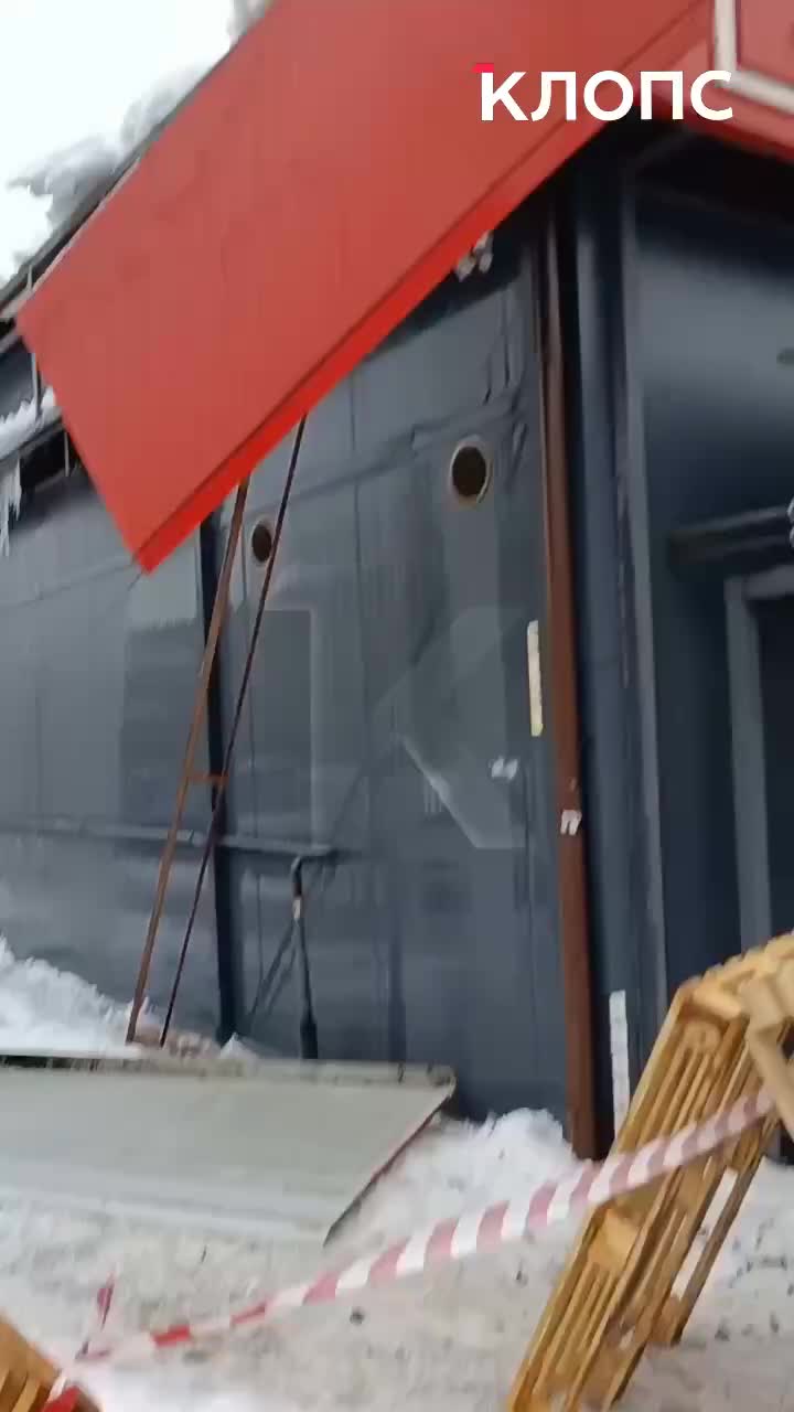 Козырёк магазина на Криворожской обрушился, пострадавших нет