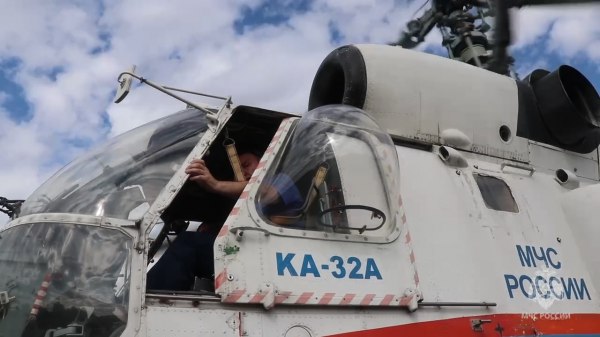 В горах Сочи с помощью вертолета МЧС эвакуировали туристку которой стало плохо Спасатели МЧС России с помощью вертолета эвакуировали туристку в горах Сочи с высоты более 2 000 метров Об этом AVIA RU сообщили в пресс службе МЧС России Все произошло на Бзерпинском карнизе Три туриста в составе незарегистрированной группы отправились в поход При восхождении 41 летней женщине стало плохо На место оперативно прибыли специалисты ЮРПСО МЧС России и Кубань СПАС Из за тяжелого состояния туристки было решено эвакуировать вертолетом говорится в сообщении Спасатели транспортировали пострадавшую на борт Ка 32 МЧС России и оказали необходимую помощь Туристку доставили в город и передали врачам aviaru net n287757