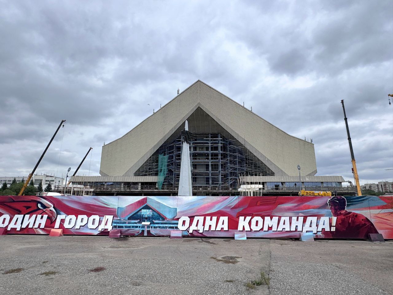 СКК Блинова начнет работать 25 сентября По сообщению Om1 в этот день здесь пройдет первое тестовое мероприятие Оно будет полностью закрытым от болельщиков и СМИ К этой дате в спорткомплексе уже будет залит лёд и установлена часть дизайна Мероприятие будет закрытым но позволит оценить как прошел ремонт новой арены Фото omsk putevoditel