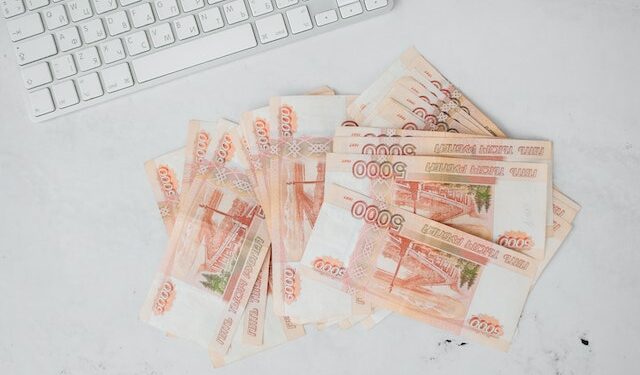 По предварительной оценке ВТБ рынок сбережений в России по итогам 2025 года достигнет практически 66 трлн рублей увеличившись на 15 Основным драйвером роста остаются рублевые накопления объем которых вырос на 16 5 до отметки 62 5 трлн сообщили в банке   oboz info vtb otsenil rost rynka sberezhenij v 2025 godu na 15