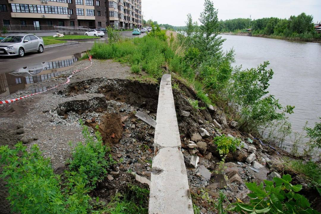 После сильного дождя в районе ул. Промышленной обвалился берег. Местные переживают, что власти не обратят на проблему внимание. Алтапресс Подписаться Прислать новость